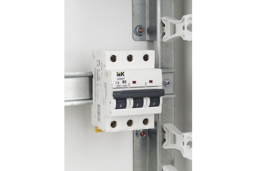 ARMAT Автоматический выключатель M06N 3P B 3А IEK