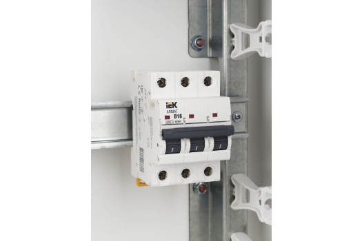 ARMAT Автоматический выключатель M06N 3P B 16А IEK